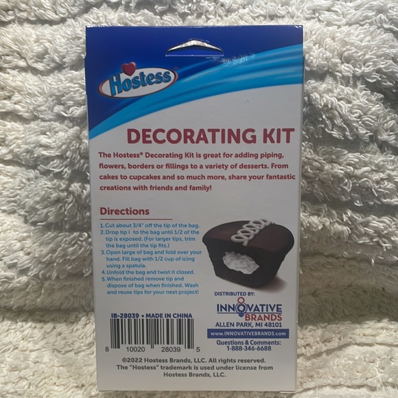 New in box HOSTESS DECORATING KIT 12 pieces - Picture 2 of 6